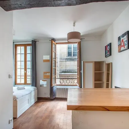 Spacieux Dans Le Beau Quartier Du Marais Apartment *