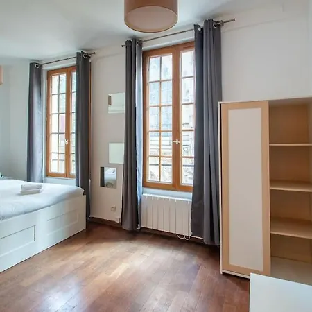 Apartment Spacieux Dans Le Beau Quartier Du Marais *